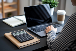 bureau-personne-dos-ordinateur-tasse-cafe