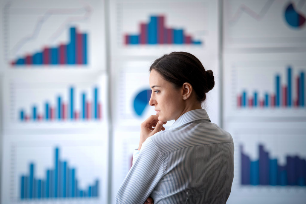 economiste-pensif-dos-tableau-flou