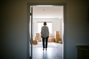 personne-dos-seuil-maison-cartons