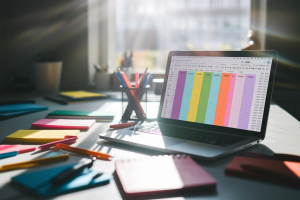 bureau-ordinateur-planning-stylos-soleil