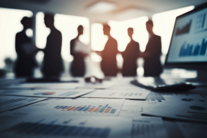 bureau-silhouettes-discussion-documents-ecran