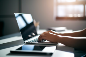 personne-ecriture-bureau-minimaliste-soleil
