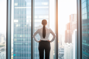 professionnel-costume-dos-fenetre-ville