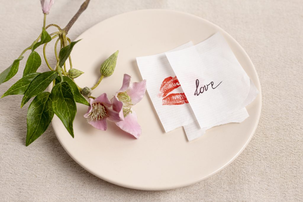 Serviette en papier personnalisée : l’accessoire indispensable pour une décoration de table réussie