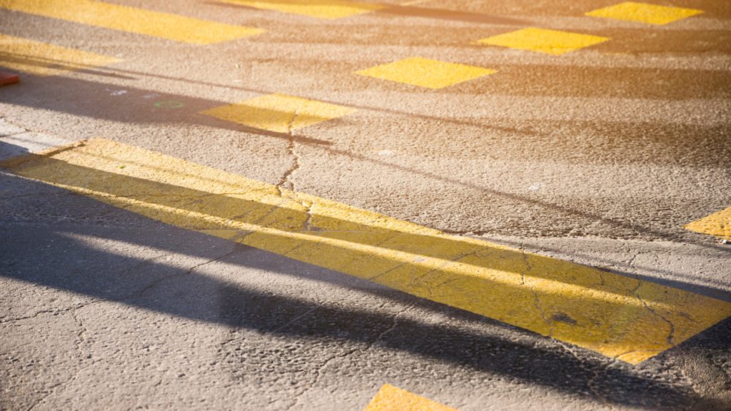 Le marquage au sol en entreprise : un outil essentiel pour organiser les espaces professionnels