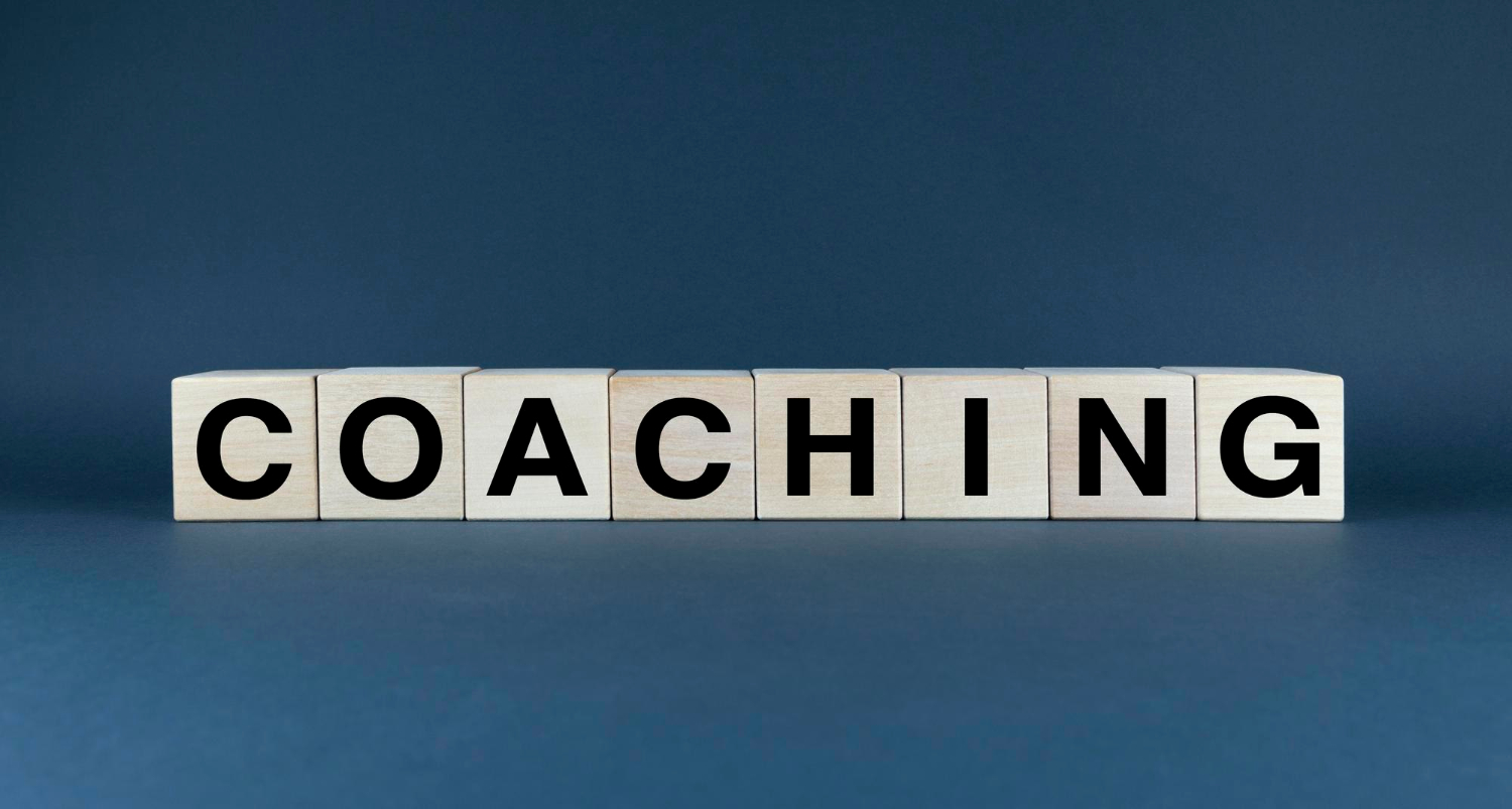 Une image conceptuelle de blocs de bois écrivant le mot coaching